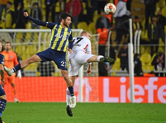 09.12.2021, xjhx, Fussball UEFA Europa League, Fenerbahce Istanbul - Eintracht Frankfurt emspor, v.l. Muhammed Guemueskaya (Fenerbahce Istanbul) Sebastian Rode (Eintracht Frankfurt) Kopfballduell Kopfball Zweikampf (DFL DFB REGULATIONS PROHIBIT ANY USE OF PHOTOGRAPHS as IMAGE SEQUENCES and or QUASI-VIDEO) Istanbul