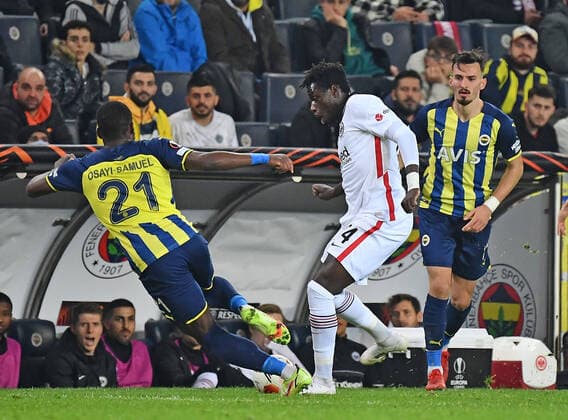 09.12.2021, xjhx, Fussball UEFA Europa League, Fenerbahce Istanbul - Eintracht Frankfurt emspor, v.l. Bright Osayi-Samuel (Fenerbahce Istanbul) Danny da Costa (Eintracht Frankfurt) Zweikampf, Aktion, action, battle for the ball (DFL DFB REGULATIONS PROHIBIT ANY USE OF PHOTOGRAPHS as IMAGE SEQUENCES and or QUASI-VIDEO) Istanbul
