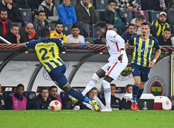 09.12.2021, xjhx, Fussball UEFA Europa League, Fenerbahce Istanbul - Eintracht Frankfurt emspor, v.l. Bright Osayi-Samuel (Fenerbahce Istanbul) Danny da Costa (Eintracht Frankfurt) Zweikampf, Aktion, action, battle for the ball (DFL DFB REGULATIONS PROHIBIT ANY USE OF PHOTOGRAPHS as IMAGE SEQUENCES and or QUASI-VIDEO) Istanbul