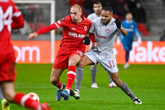 Antwerp s Michael Frey and Olympiacos Youssef El Arabi fight for the ball during an Europa League game between Belgian soccer team Royal Antwerp FC and Greek soccer team Olympiacos F.C., Thursday 09 December 2021, in Antwerp, Belgium, on the sixth and last day in Group D of the UEFA Europa League group stage. LAURIExDIEFFEMBACQ  x3152929x