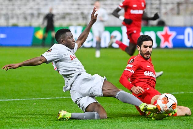 Olympiacos Aguibou Camara and Antwerp s Dinis Almeida fight for the ball during an Europa League game between Belgian soccer team Royal Antwerp FC and Greek soccer team Olympiacos F.C., Thursday 09 December 2021, in Antwerp, Belgium, on the sixth and last day in Group D of the UEFA Europa League group stage. LAURIExDIEFFEMBACQ  x3152931x