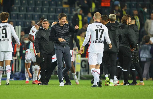 09.12.2021, Fussball UEFA Europa League, Fenerbahce SK Istanbul - Eintracht Frankfurt, emonline, emspor, v.l., Oliver Glasner (Eintracht Frankfurt) und Sebastian Rode (Eintracht Frankfurt) nach dem Spiel DFL DFB REGULATIONS PROHIBIT ANY USE OF PHOTOGRAPHS AS IMAGE SEQUENCES AND OR QUASI-VIDEO. xdcx Copyright: HMBxMedia Claus