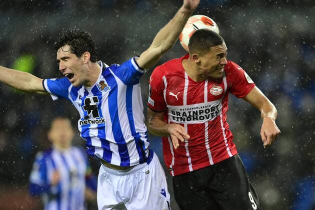 SAN SEBASTIAN - (lr) Aritz Elustondo of Real Sociedad, Carlos Vinicius of PSV Eindhoven during the UEFA Europa League match between Real Sociedad and PSV Eindhoven at Estadio de Anoeta on December 9, 2021 in San Sebastian, Spain. ANP OLAF KRAAK UEFA Europa League 2021 2022 xVIxANPxSportx xxANPxIVx