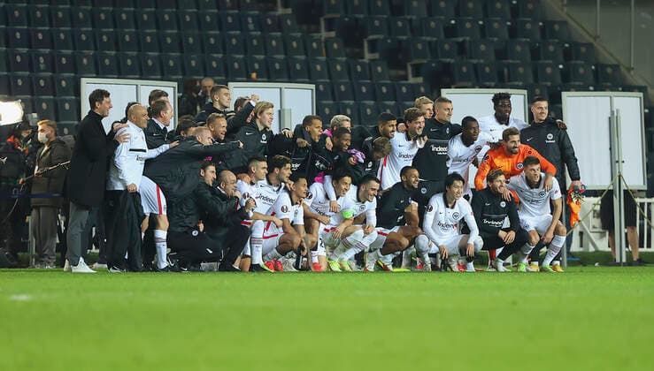 09.12.2021, Fussball UEFA Europa League, Fenerbahce SK Istanbul - Eintracht Frankfurt, emonline, emspor, v.l., Teamfoto nach dem Spiel DFL DFB REGULATIONS PROHIBIT ANY USE OF PHOTOGRAPHS AS IMAGE SEQUENCES AND OR QUASI-VIDEO. xdcx Copyright: HMBxMedia Claus