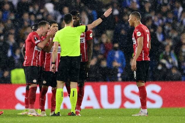 SAN SEBASTIAN - (lr) Mario Gotze of PSV Eindhoven, Mauro Junior of PSV Eindhoven, Referee Felix Zwayer sends Ibrahim Sangare of PSV Eindhoven off the field during the UEFA Europa League match between Real Sociedad and PSV Eindhoven in Estadio de Anoeta on 9 December 2021 in San Sebastian, Spain. ANP OLAF KRAAK UEFA Europa League 2021 2022 xVIxANPxSportx xxANPxIVx