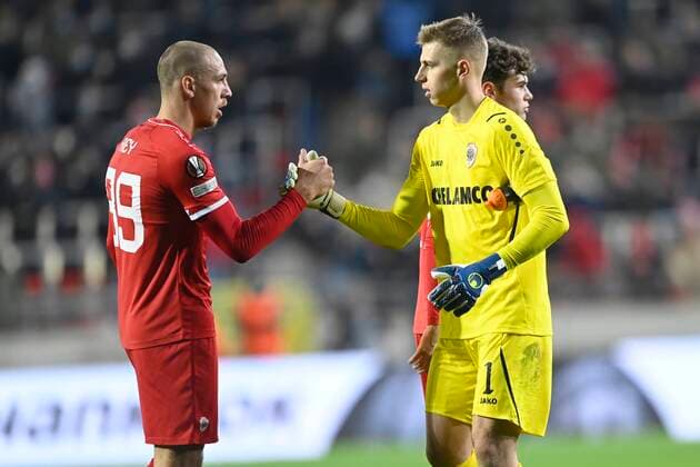 ANTWERPEN, BELGIUM - DECEMBER 09 : Jean Butez goalkeeper of Antwerp FC shakes hands with Michael Frey forward of Antwerp FC after the UEFA Europa League Group Stage - Group D match between Antwerp FC and Olympiacos FC at the Bosuil stadium on December 09, 2021 in Antwerpen, Belgium, 9 12 2021 ( Antwerp FC v Olympiacos FC : UEFA Europa League PhotoNews Panoramic 