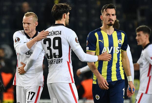 09.12.2021, xjhx, Fussball UEFA Europa League, Fenerbahce Istanbul - Eintracht Frankfurt emspor, v.l. Sebastian Rode (Eintracht Frankfurt) Goncalo Paciencia (Eintracht Frankfurt) Mergim Berisha (Fenerbahce Istanbul) (DFL DFB REGULATIONS PROHIBIT ANY USE OF PHOTOGRAPHS as IMAGE SEQUENCES and or QUASI-VIDEO) Istanbul
