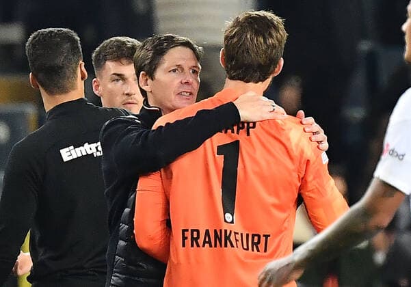 09.12.2021, xjhx, Fussball UEFA Europa League, Fenerbahce Istanbul - Eintracht Frankfurt emspor, v.l. Trainer Oliver Glasner (Eintracht Frankfurt) zautz Kevin Trapp (Eintracht Frankfurt) (DFL DFB REGULATIONS PROHIBIT ANY USE OF PHOTOGRAPHS as IMAGE SEQUENCES and or QUASI-VIDEO) Istanbul