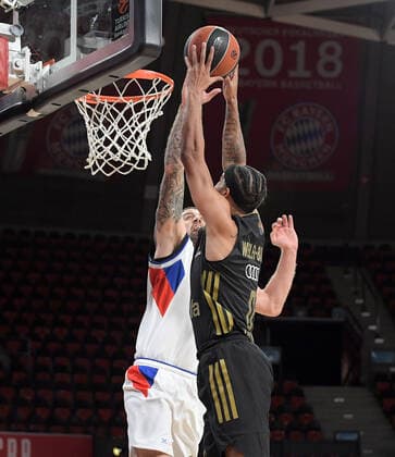 09.12.2021, xemx, Basketball EuroLeague, FC Bayern Muenchen - Anadolu Efes Istanbul emspor, v.l. Adrien Moerman (Anadolu Efes Istanbul), Nick Weiler-Babb (FC Bayern Basketball) Zweikampf, Aktion, action, battle for the ball Muenchen