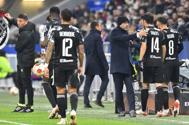 Peter Bosz et LÃ o Dubois (lyon) FOOTBALL: Olympique Lyonnais vs Rangers FC - Ligue Europa - 09 12 2021 FredericChambert Panoramic 