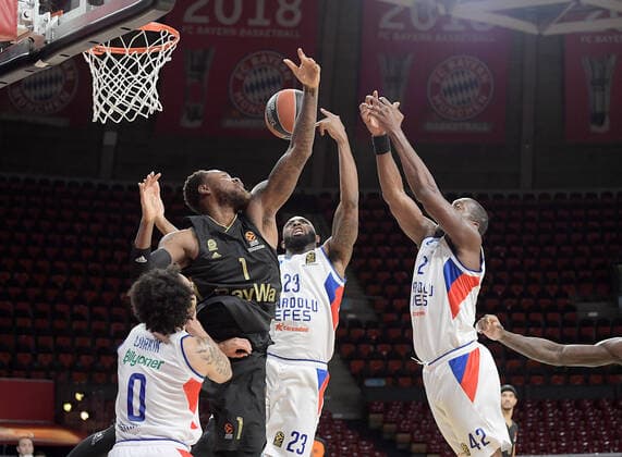 09.12.2021, xemx, Basketball EuroLeague, FC Bayern Muenchen - Anadolu Efes Istanbul emspor, v.l. Deshaun Thomas (FC Bayern Basketball), James Anderson (Anadolu Efes Istanbul), Bryant Dunston (Anadolu Efes Istanbul) Zweikampf, Aktion, action, battle for the ball Muenchen