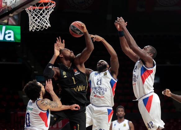 09.12.2018, Euroleague, FC Bayern Basketball vs Anadolou, Audi Dome Muenchen, im Bild: Shane Larkin (Anadolou Efes), Deshaun Thomas (FCB Basketball), James Anderson (Anadolou Efes), Bryant Dunston (Anadolou Efes)