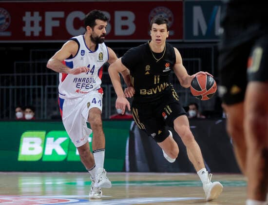 09.12.2018, Euroleague, FC Bayern Basketball vs Anadolou, Audi Dome Muenchen, im Bild: Krunoslav Simon (Anadolou Efes) vs Vladimir Lucic (FCB Basketball)