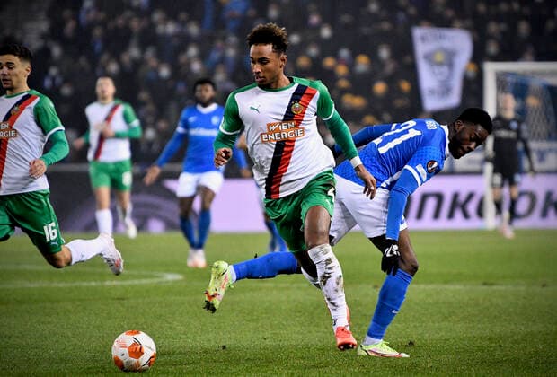 Rapid Wien s Emanuel Aiwu and Genk s Ike Ugbo fight for the ball during a game between Belgian soccer team KRC Genk and Austrian soccer team SK Rapid Wien, Thursday 09 December 2021, in Genk, in the group H of the Europa League group stage, on the sixth and last day. JOHANxEYCKENS  x3152987x