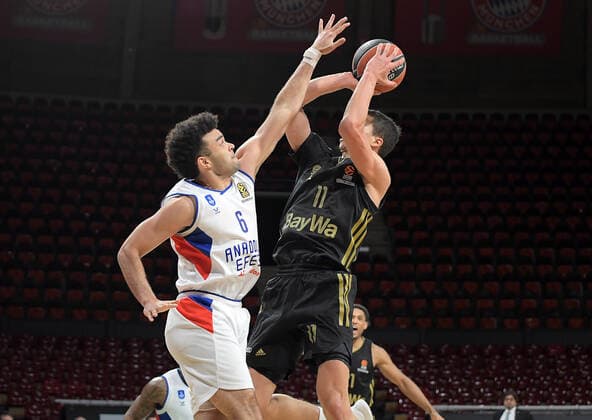 09.12.2021, xemx, Basketball EuroLeague, FC Bayern Muenchen - Anadolu Efes Istanbul emspor, v.l. Elijah Bryant (Anadolu Efes Istanbul), Vladimir Lucic (FC Bayern Basketball) Zweikampf, Aktion, action, battle for the ball Muenchen