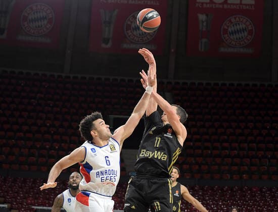 09.12.2021, xemx, Basketball EuroLeague, FC Bayern Muenchen - Anadolu Efes Istanbul emspor, v.l. Elijah Bryant (Anadolu Efes Istanbul), Vladimir Lucic (FC Bayern Basketball) Zweikampf, Aktion, action, battle for the ball Muenchen
