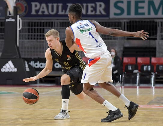 09.12.2021, xemx, Basketball EuroLeague, FC Bayern Muenchen - Anadolu Efes Istanbul emspor, v.l. Ognjen Jaramaz (FC Bayern Basketball), Rodrigue Beaubois (Anadolu Efes Istanbul) Zweikampf, Aktion, action, battle for the ball Muenchen