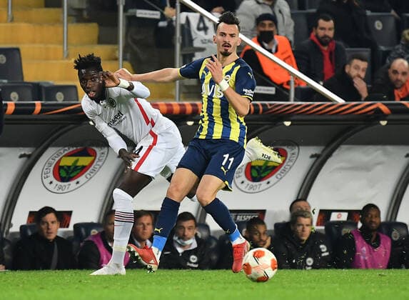 09.12.2021, xjhx, Fussball UEFA Europa League, Fenerbahce Istanbul - Eintracht Frankfurt emspor, v.l. Danny da Costa (Eintracht Frankfurt) Mergim Berisha (Fenerbahce Istanbul) Zweikampf, Aktion, action, battle for the ball (DFL DFB REGULATIONS PROHIBIT ANY USE OF PHOTOGRAPHS as IMAGE SEQUENCES and or QUASI-VIDEO) Istanbul