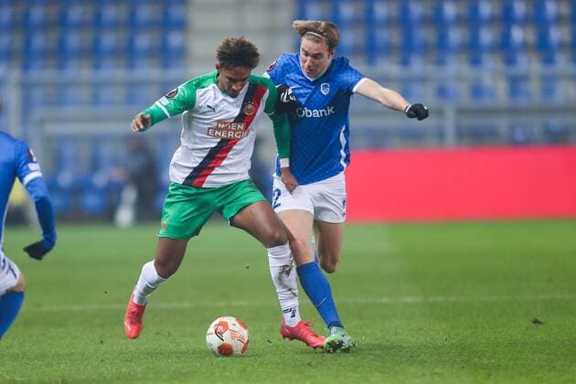 SOCCER - UEFA EL, Genk vs Rapid GENK,BELGIUM,09.DEC.21 - SOCCER - UEFA Europa League, group stage, KRC Genk vs SK Rapid Wien. Image shows Emanuel Aiwu (Rapid) and Kristian Thorstvedt (Genk).  GEPAxpictures xPhilippxBrem