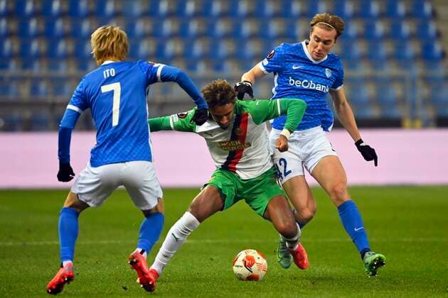 GENK, BELGIUM - DECEMBER 09 : Kristian Thorstvedt midfielder of KRC Genk, Emanuel Aiwu defender of SK Rapid Wien during the UEFA Europa League Group stage H match between KRC Genk and SK Rapid Wien on December 9, 2021 in Genk, Belgium, 9 12 2021 ( KRC Genk v Rapid Wien - UEFA Europa League PhotoNews Panoramic 
