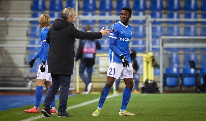 Genk s head coach Bernd Storck and Genk s Ike Ugbo pictured during a game between Belgian soccer team KRC Genk and Austrian soccer team SK Rapid Wien, Thursday 09 December 2021, in Genk, in the group H of the Europa League group stage, on the sixth and last day. VIRGINIExLEFOUR  x3152994x