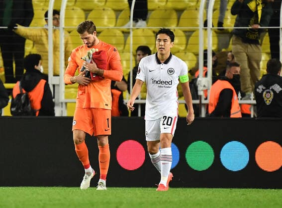 09.12.2021, xjhx, Fussball UEFA Europa League, Fenerbahce Istanbul - Eintracht Frankfurt emspor, v.l. Kevin Trapp (Eintracht Frankfurt) Makoto Hasebe (Eintracht Frankfurt) (DFL DFB REGULATIONS PROHIBIT ANY USE OF PHOTOGRAPHS as IMAGE SEQUENCES and or QUASI-VIDEO) Istanbul