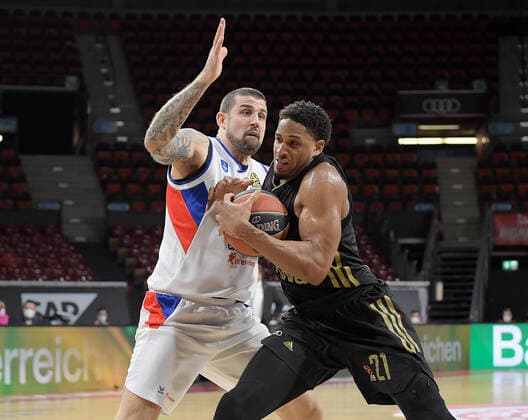 09.12.2021, xemx, Basketball EuroLeague, FC Bayern Muenchen - Anadolu Efes Istanbul emspor, v.l. Adrien Moerman (Anadolu Efes Istanbul), Augustine Rubit (FC Bayern Basketball) Zweikampf, Aktion, action, battle for the ball Muenchen