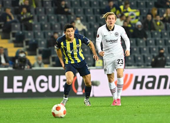 Min-Jae Kim (3) of Fenerbahce and Jens Hauge (23) of Eintracht Frankfurt during the UEFA Europa League group D match between Fenerbahce and Eintracht Frankfurt at Ulker Stadium on December 9, 2021 in Istanbul, Turkey. (Photo by Seskimphoto) Fenerbahce v Eintracht Frankfurt: Group D - UEFA Europa League 