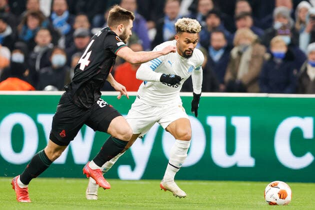 MARSEILLE, FRANCE - DECEMBER 9, 2021: Lokomotiv s Maxim Nenakhov (L) and Marseille s Konrad de la Fuente in action in the 2021 22 UEFA Europa League Group E Round 6 match between Olympique de Marseille and Lokomotiv Moscow at the Orange Velodrome Stadium. Mikhail Japaridze TASS  TS11B4DE