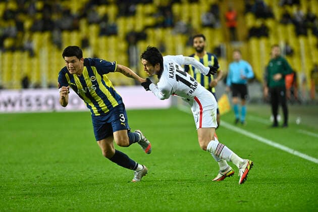 Min-Jae Kim (3) of Fenerbahce and Daichi Kamada (15) of Eintracht Frankfurt during the UEFA Europa League group D match between Fenerbahce and Eintracht Frankfurt at Ulker Stadium on December 9, 2021 in Istanbul, Turkey. (Photo by Seskimphoto) Fenerbahce v Eintracht Frankfurt: Group D - UEFA Europa League 