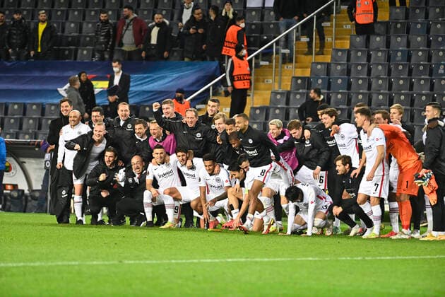 Sport Themen der Woche KW49 Sport Bilder des Tages Sport Bilder des Tages Eintracht Frankfurt players celebrated their first place finishing in the group after the UEFA Europa League group D match between Fenerbahce and Eintracht Frankfurt at Ulker Stadium on December 9, 2021 in Istanbul, Turkey. (Photo by Seskimphoto) Fenerbahce v Eintracht Frankfurt: Group D - UEFA Europa League 