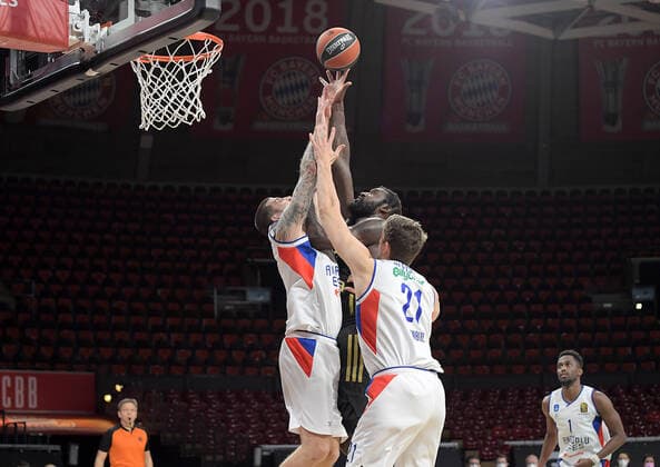 09.12.2021, xemx, Basketball EuroLeague, FC Bayern Muenchen - Anadolu Efes Istanbul emspor, v.l. Adrien Moerman (Anadolu Efes Istanbul), Othello Hunter (FC Bayern Basketball), Tibor Pleiss (Anadolu Efes Istanbul) Zweikampf, Aktion, action, battle for the ball Muenchen