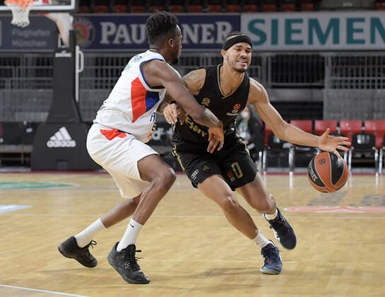 09.12.2021, xemx, Basketball EuroLeague, FC Bayern Muenchen - Anadolu Efes Istanbul emspor, v.l. Rodrigue Beaubois (Anadolu Efes Istanbul), Nick Weiler-Babb (FC Bayern Basketball) Zweikampf, Aktion, action, battle for the ball Muenchen