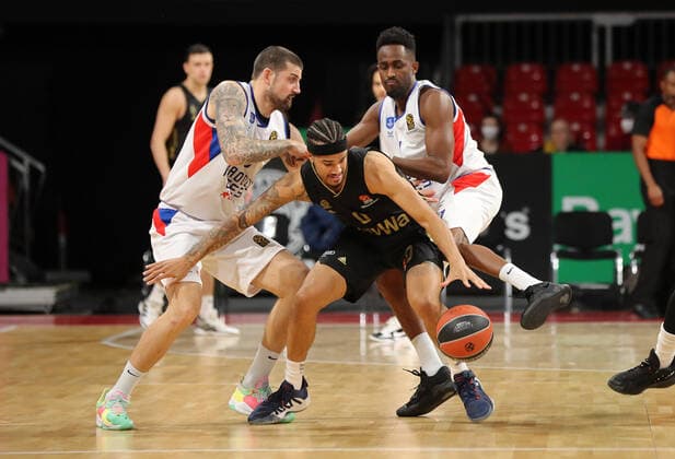 Adrien Moerman (Anadolu Istanbul, 18) und Rodrigue Beaubois (Anadolu Istanbul, 1) blocken Nick Weiler-Babb (Bayern Basketball, 0) GER, FC Bayern Basketball vs. Anadolu EFES Istanbul, Basketball, EuroLeague, Saison 2021 2022, 09.12.2021, GER, FC Bayern Basketball vs. Anadolu EFES Istanbul, Basketball, EuroLeague, Saison 2021 2022, 09.12.2021, Muenchen Copyright: xEIBNER MarcelxEngelbrechtx EP_EER