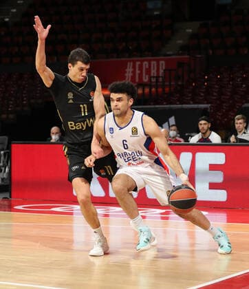 Zweikampf zwischen Vladimir Lucic (Bayern Basketball, 11) und Elijah Bryant (Anadolu Istanbul, 6) GER, FC Bayern Basketball vs. Anadolu EFES Istanbul, Basketball, EuroLeague, Saison 2021 2022, 09.12.2021, GER, FC Bayern Basketball vs. Anadolu EFES Istanbul, Basketball, EuroLeague, Saison 2021 2022, 09.12.2021, Muenchen Copyright: xEIBNER MarcelxEngelbrechtx EP_EER
