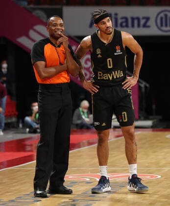 Nick Weiler-Babb (Bayern Basketball, 0) im Gespraech mit dem Schiedsrichter GER, FC Bayern Basketball vs. Anadolu EFES Istanbul, Basketball, EuroLeague, Saison 2021 2022, 09.12.2021, GER, FC Bayern Basketball vs. Anadolu EFES Istanbul, Basketball, EuroLeague, Saison 2021 2022, 09.12.2021, Muenchen Copyright: xEIBNER MarcelxEngelbrechtx EP_EER
