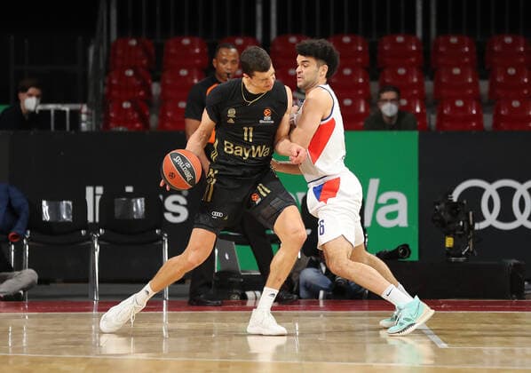 Zweikampf zwischen Vladimir Lucic (Bayern Basketball, 11) und Elijah Bryant (Anadolu Istanbul, 6) GER, FC Bayern Basketball vs. Anadolu EFES Istanbul, Basketball, EuroLeague, Saison 2021 2022, 09.12.2021, GER, FC Bayern Basketball vs. Anadolu EFES Istanbul, Basketball, EuroLeague, Saison 2021 2022, 09.12.2021, Muenchen Copyright: xEIBNER MarcelxEngelbrechtx EP_EER
