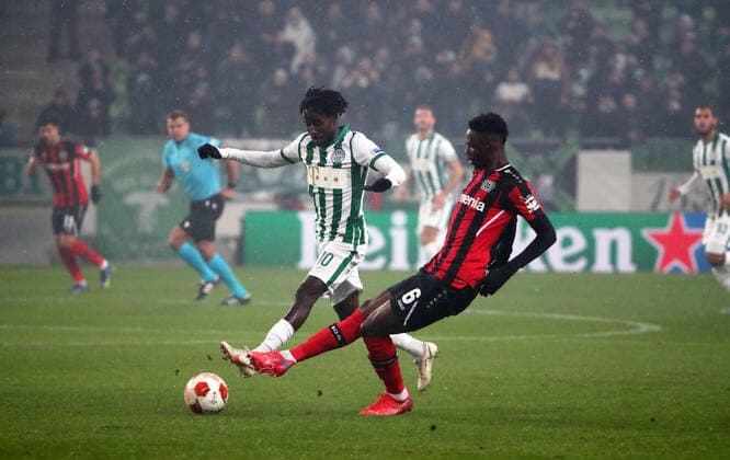 Fussball, Herren, Saison 2021 2022, UEFA Europa League (Gruppe G, 6. Spieltag), Ferencvaros Budapest - Bayer Leverkusen, v. l. Tokmac Nguen (Ferencvaros Budapest), Odilon Kossounou (Bayer Leverkusen), 09.12. 2021, Copyright: xSzilviaxMichellerx xMatthiasxKochx