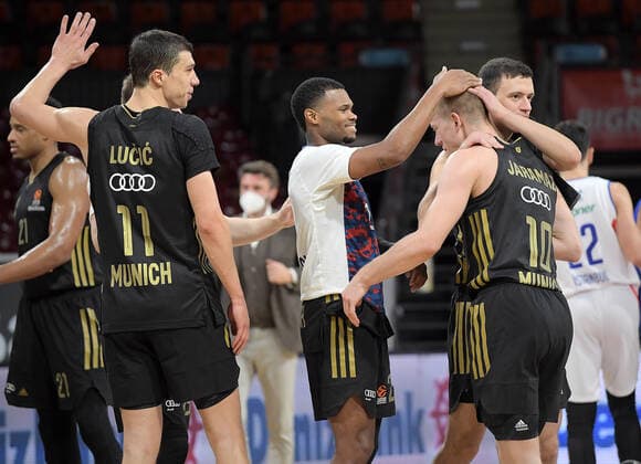 09.12.2021, xemx, Basketball EuroLeague, FC Bayern Muenchen - Anadolu Efes Istanbul emspor, v.l. Mannschaft, Spieler, jubeln nach Spielende, celebrate at the end of the match Muenchen