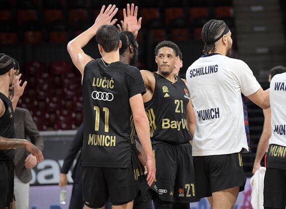 09.12.2021, xemx, Basketball EuroLeague, FC Bayern Muenchen - Anadolu Efes Istanbul emspor, v.l. Mannschaft, Spieler, jubeln nach Spielende, celebrate at the end of the match Muenchen