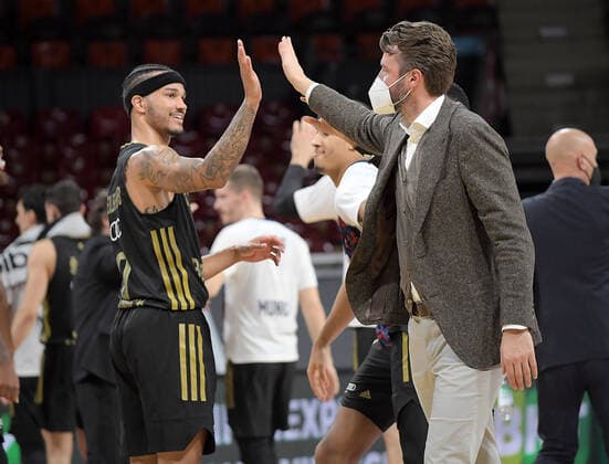 09.12.2021, xemx, Basketball EuroLeague, FC Bayern Muenchen - Anadolu Efes Istanbul emspor, v.l. Mannschaft, Spieler, jubeln nach Spielende, celebrate at the end of the match Nick Weiler-Babb (FC Bayern Basketball), Geschaeftsfuehrer Marco Pesic (FC Bayern Basketball) Muenchen