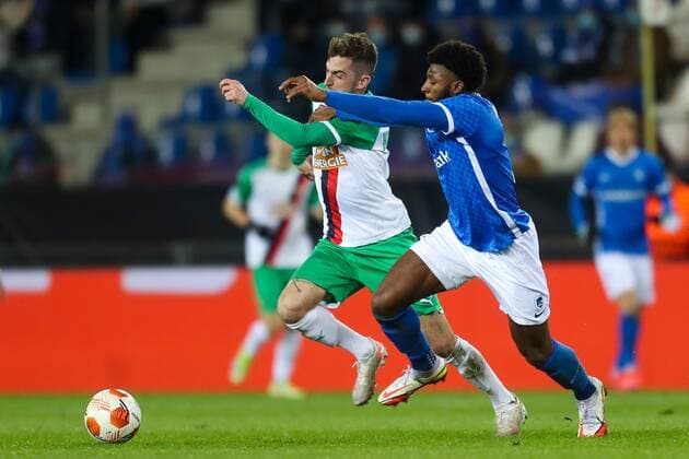 SOCCER - UEFA EL, Genk vs Rapid GENK,BELGIUM,09.DEC.21 - SOCCER - UEFA Europa League, group stage, KRC Genk vs SK Rapid Wien. Image shows Christoph Knasmuellner (Rapid) and Mark McKenzie (Genk).  GEPAxpictures xPhilippxBrem