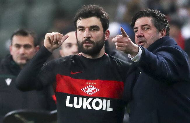WARSAW, POLAND - DECEMBER 9, 2021: Spartak s head coach Rui Vitoria (R) instructs Georgy Dzhikiya in the 2021 22 UEFA Europa League Group C Round 6 match between Spartak Moscow and Legia Warsaw at the Marshall Jozef Pilsudski s Municipal Stadium of Legia Warsaw. Alexander Demianchuk TASS  TS11B4E4