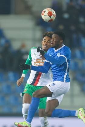 SOCCER - UEFA EL, Genk vs Rapid GENK,BELGIUM,09.DEC.21 - SOCCER - UEFA Europa League, group stage, KRC Genk vs SK Rapid Wien. Image shows Emanuel Aiwu (Rapid) and Mark McKenzie (Genk).  GEPAxpictures xPhilippxBrem