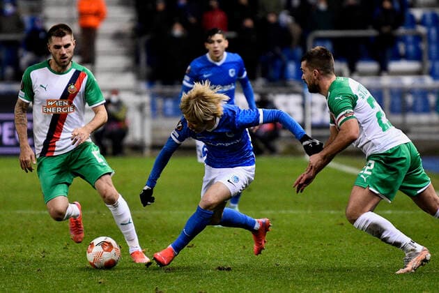 Rapid Wien s Thorsten Schick, Genk s Junya Ito and Rapid Wien s Filip Stojkovic fight for the ball during a game between Belgian soccer team KRC Genk and Austrian soccer team SK Rapid Wien, Thursday 09 December 2021, in Genk, in the group H of the Europa League group stage, on the sixth and last day. JOHANxEYCKENS  x3153042x