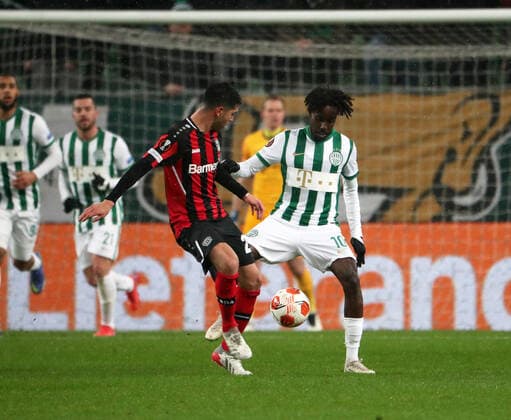 Fussball, Herren, Saison 2021 2022, UEFA Europa League (Gruppe G, 6. Spieltag), Ferencvaros Budapest - Bayer Leverkusen, v. l. Exequiel Palacios (Bayer Leverkusen), Tokmac Nguen (Ferencvaros), 09.12. 2021, Copyright: xSzilviaxMichellerx xMatthiasxKochx