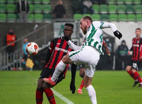Fussball, Herren, Saison 2021 2022, UEFA Europa League (Gruppe G, 6. Spieltag), Ferencvaros Budapest - Bayer Leverkusen, v. l. Odilon Kossounou (Bayer Leverkusen), Stjepan Loncar (Ferencvaros), 09.12. 2021, Copyright: xSzilviaxMichellerx xMatthiasxKochx