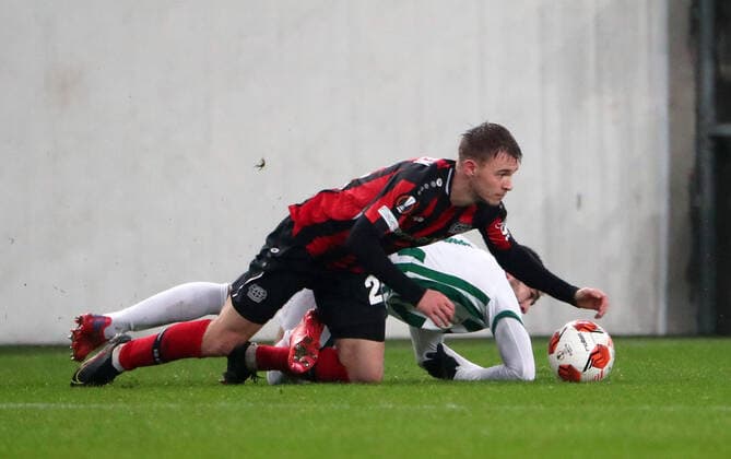 Fussball, Herren, Saison 2021 2022, UEFA Europa League (Gruppe G, 6. Spieltag), Ferencvaros Budapest - Bayer Leverkusen, v. l. Daley Sinkgraven (Bayer Leverkusen), Stjepan Loncar (Ferencvaros), 09.12. 2021, Copyright: xSzilviaxMichellerx xMatthiasxKocx