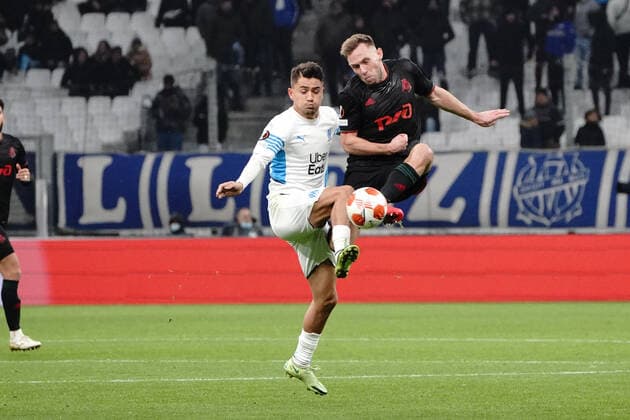 Cengiz Under (Olympique de Marseille) - Maciej Rybus (Lokomotiv Moscou) FOOTBALL : Olympique de Marseille vs Lokomotiv de Moscou - League Europa - Marseille - 09 12 2021 NorbertScanella Panoramic 