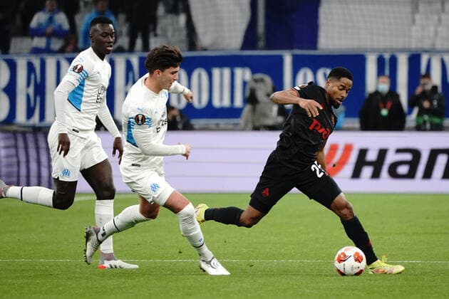 Francois Kamano (Lokomotiv Moscou) - Leonardo Balerdi (Olympique de Marseille) FOOTBALL : Olympique de Marseille vs Lokomotiv de Moscou - League Europa - Marseille - 09 12 2021 NorbertScanella Panoramic 